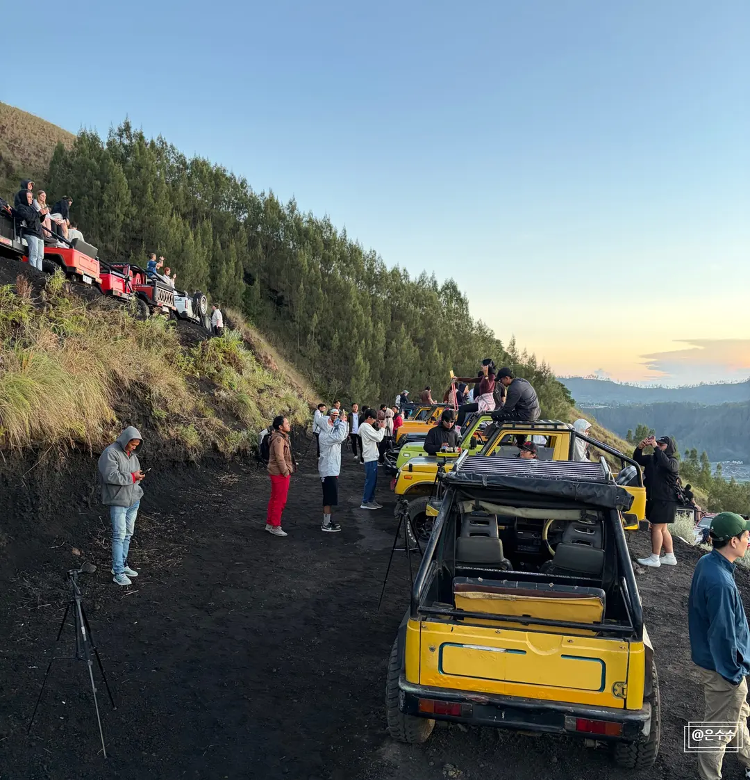 View of Mount Batur with a jeep and tourists
