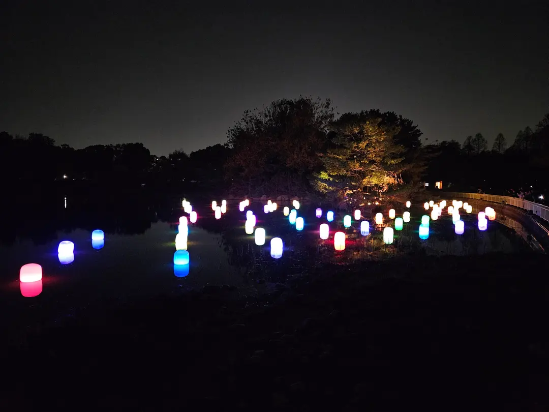 湖面に浮かぶ光のオブジェ