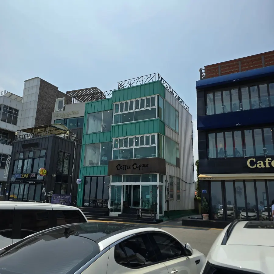 海沿いに並ぶカフェの建物