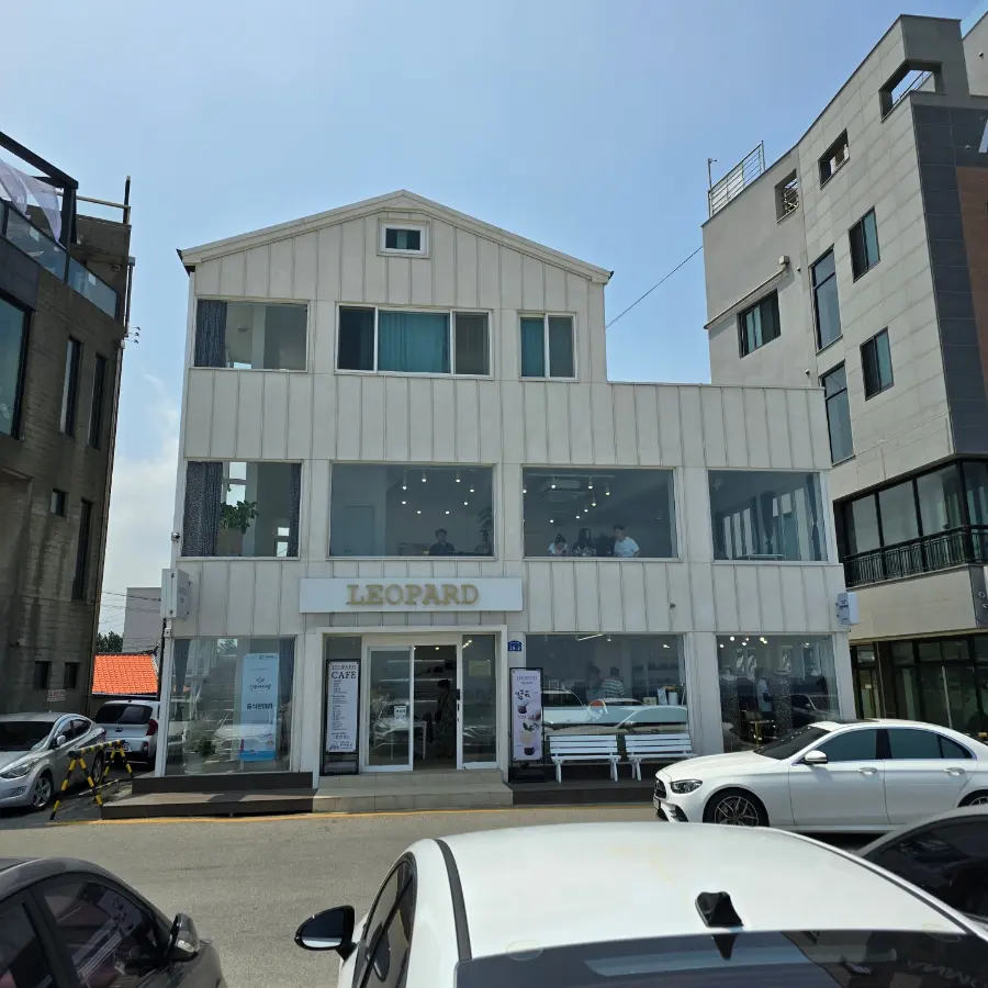 安木ビーチとカフェの風景