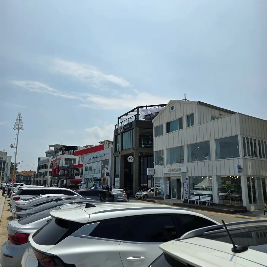 安木ビーチの砂浜とカフェ