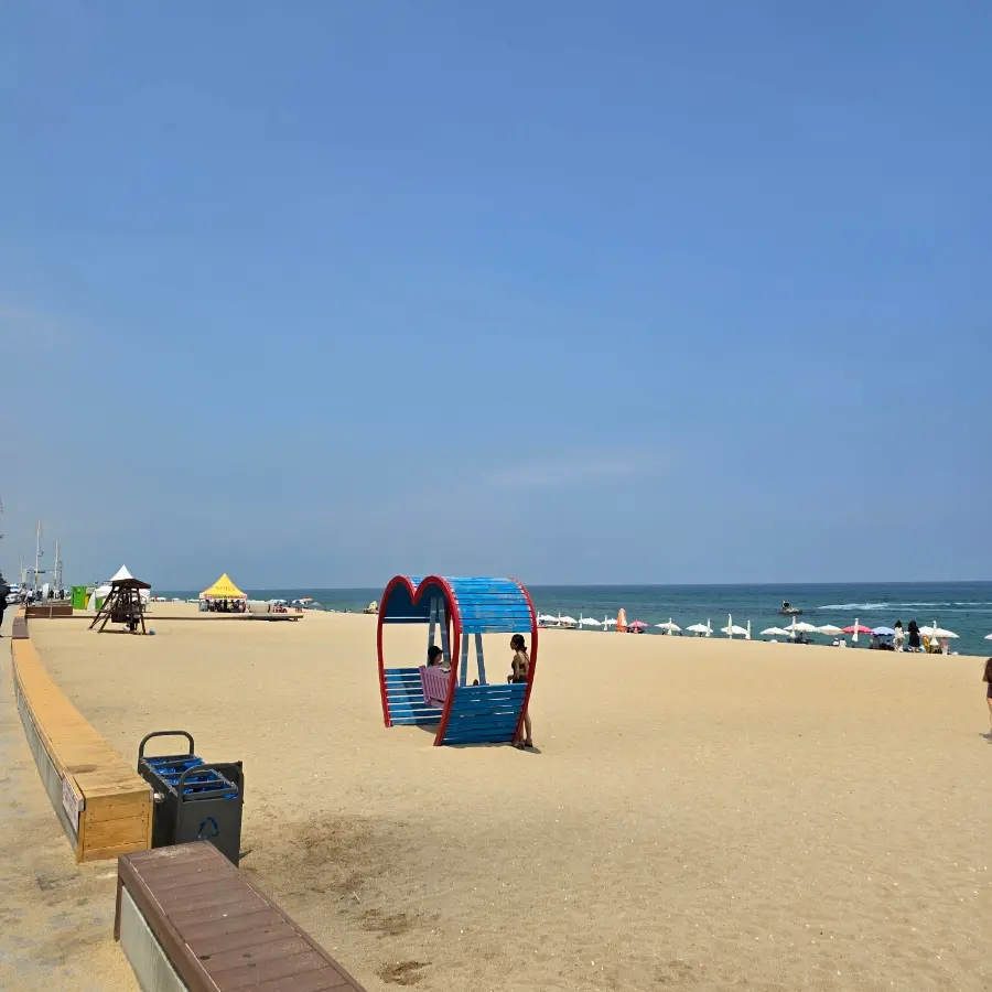 安木ビーチの広大な砂浜