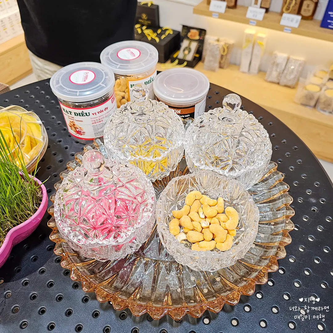 Cashew nuts were available for tasting!