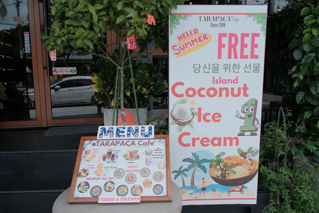 Tarapaca Cafe外観と猫のイラスト