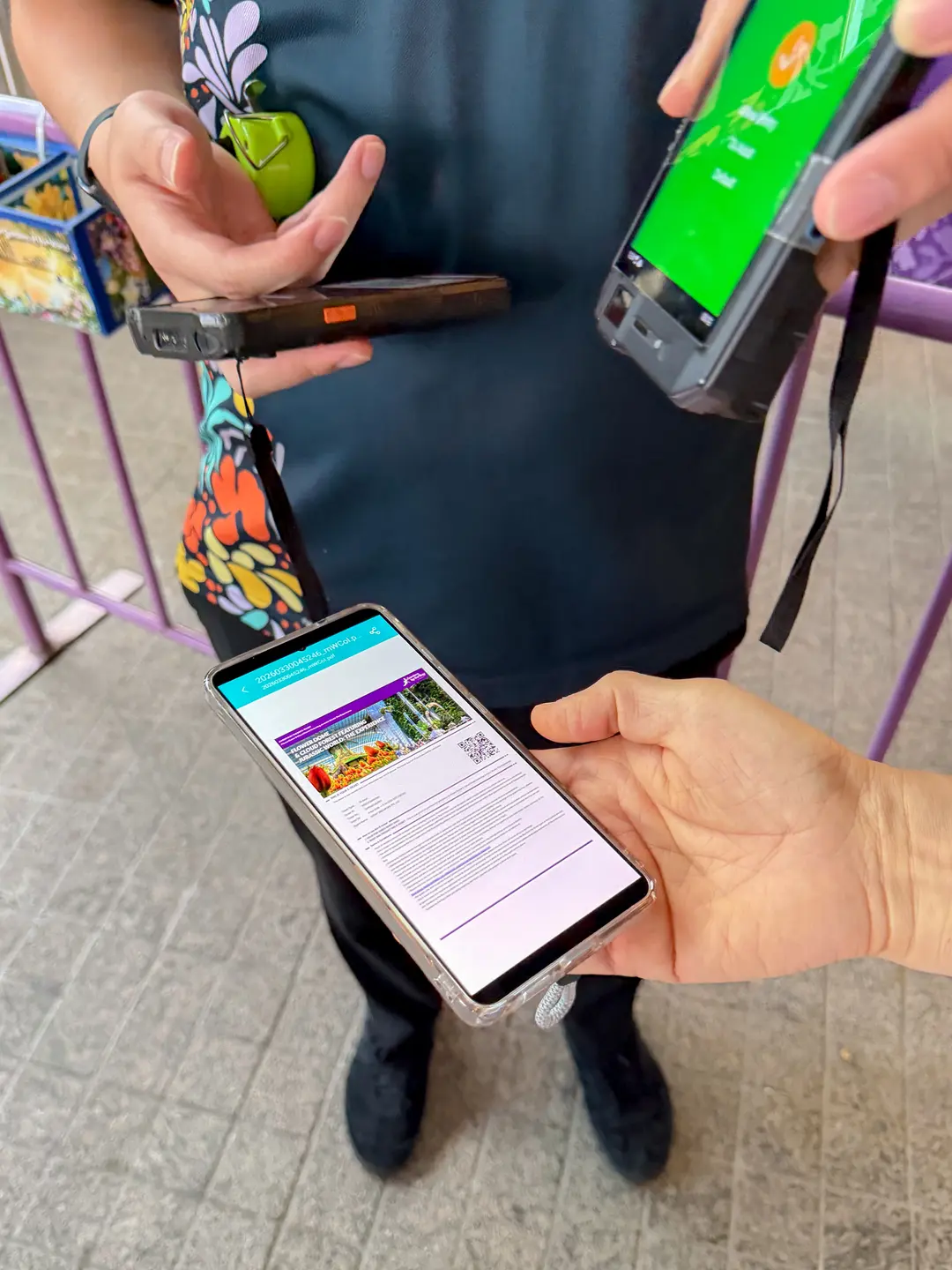 オンラインでチケットを予約後、スマートフォンのQRコードを見せてすぐに入場!