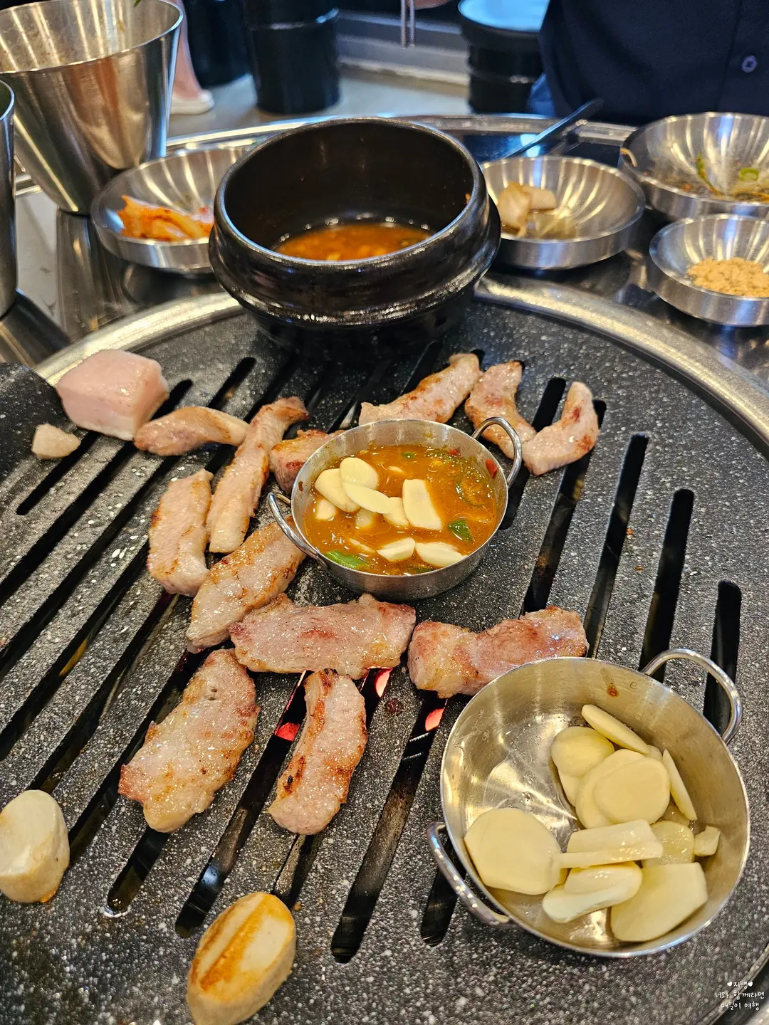 The fermented seafood sauce was a bit sparse, so we asked for more, plus extra garlic and chili – trust me, it’s delicious this way! A little tip from a former Jeju resident! 