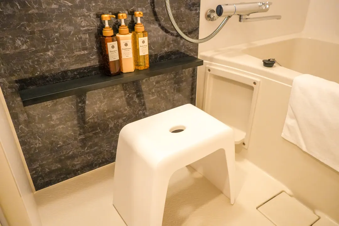Fresh towels and bathroom amenities