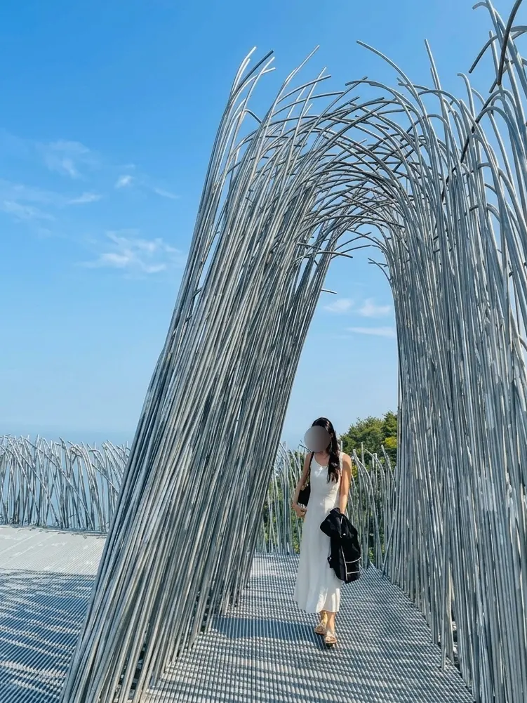 ハスラアートワールドの屋外彫刻と海