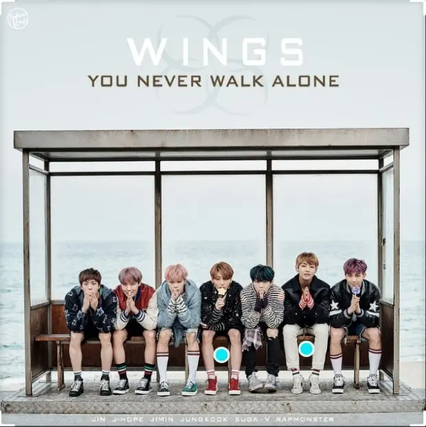 BTSバス停で記念撮影をする人々