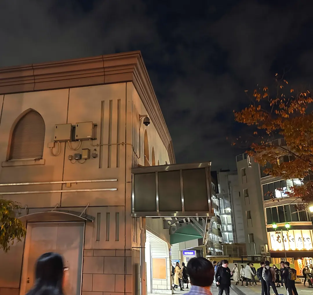 입구에서 정면으로 보면 메지로 역이 코 앞