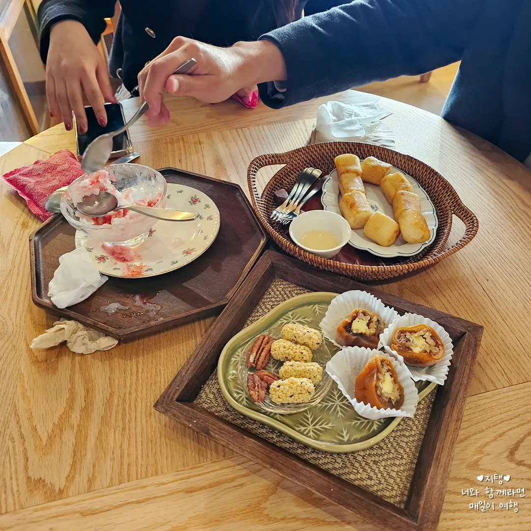 구운 가래떡 외에도 다양한 디저트들을 먹었어요. ㅎㅎ