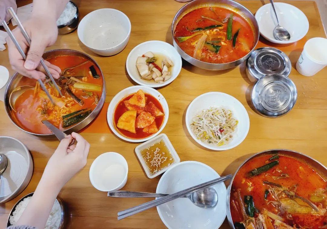 먼저 애들 라면주려는 우리 신랑 (이럴때는 엄청 빨라~)
