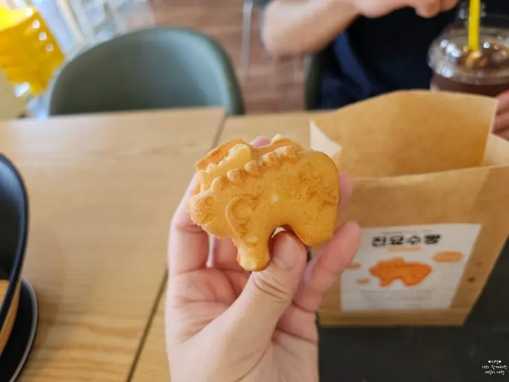 공주 카페 추천 산성시장 공유카페 요새 진묘수빵과 밤라떼 먹어본 후기