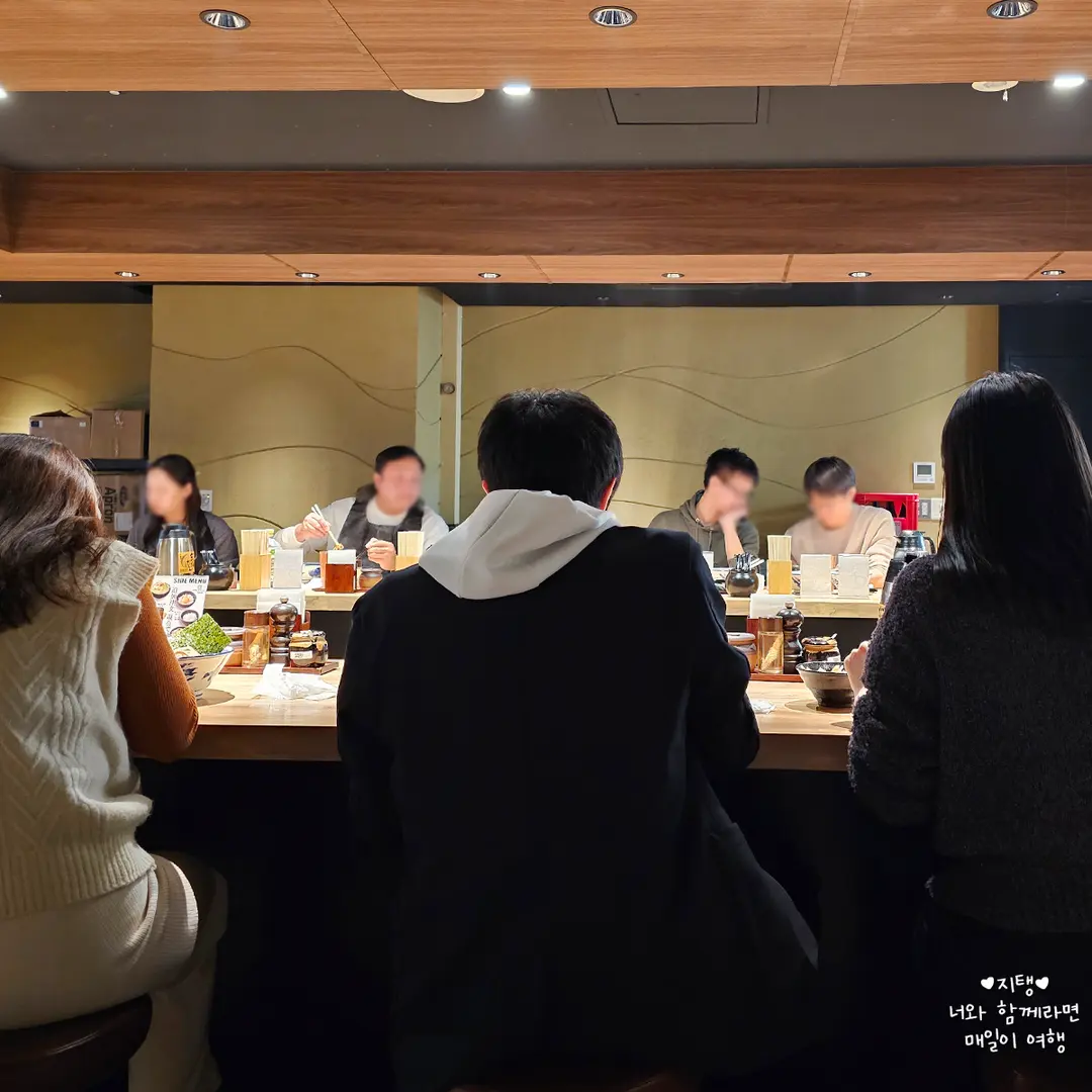 밖에서 40분, 안쪽 대기석에서 10분 정도 기다린 것 같아요.