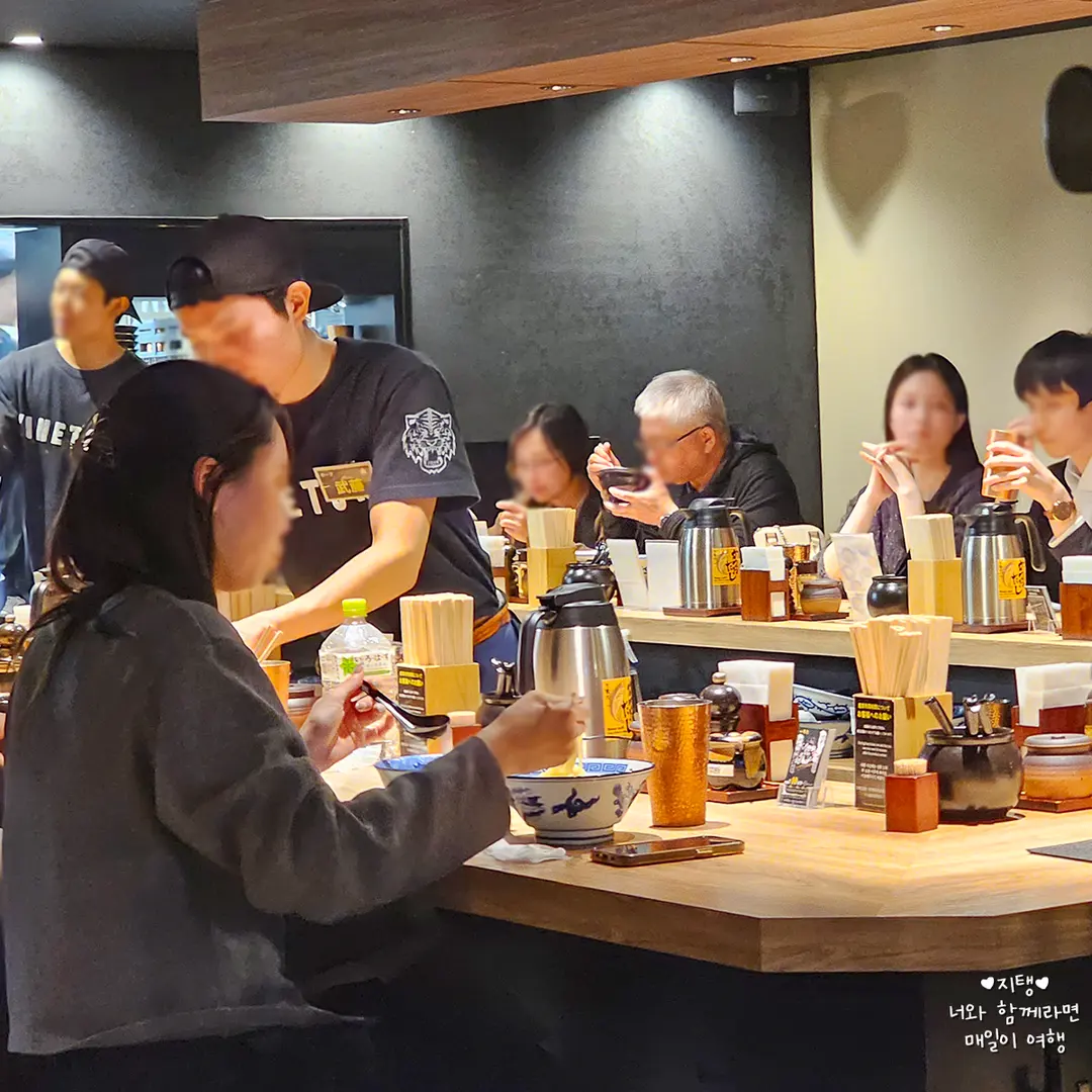 기다리는 동안 안에서 식사하는 사람들의 모습을 볼 수 있는데,정말 부러웠어요.