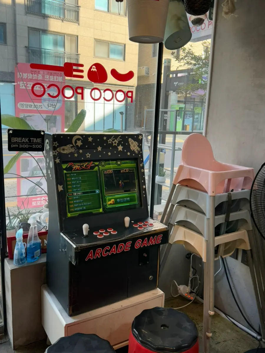 店内のテーブルとゲーム機