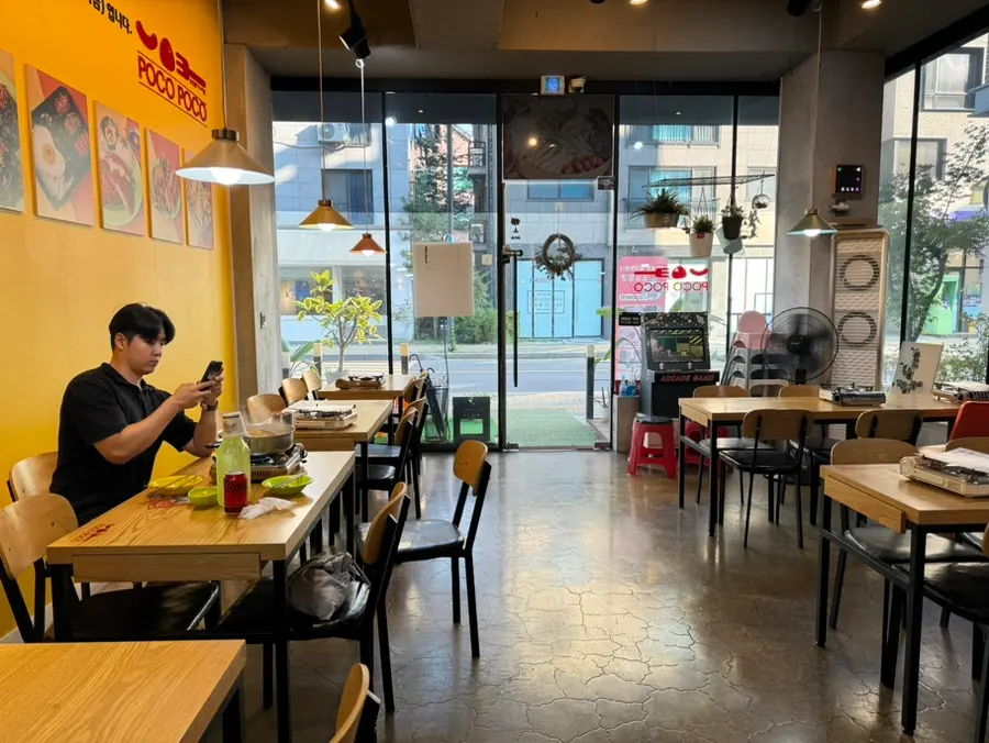 ポコポコ三松の店内