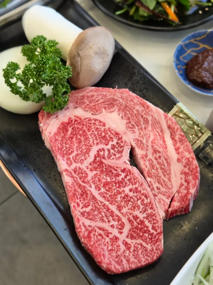 ร้านเด็ดซกโซ โดชอนซัมแบ็กชิกดัง: เครื่องเคียงจัดเต็มกับเนื้อฮันอูซกโซส่วนดอกที่ละลายในปาก