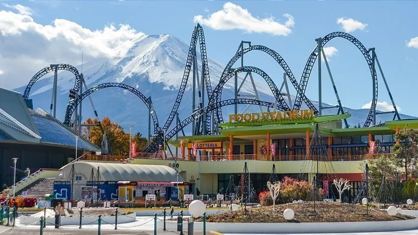 Fuji-Q Highland ตอนที่มองเห็นภูเขาไฟฟูจิ (ภาพจาก @Japan guide)