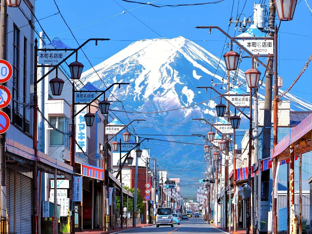 東京発 富士山周遊1日バスツアー (ガイド付き、新倉山浅間公園、河口湖、忍野八海)
