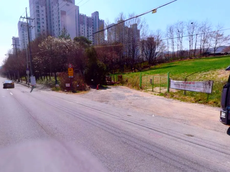 ■ Entrance before Mimaid Apartment ■ Source: Naver Road View