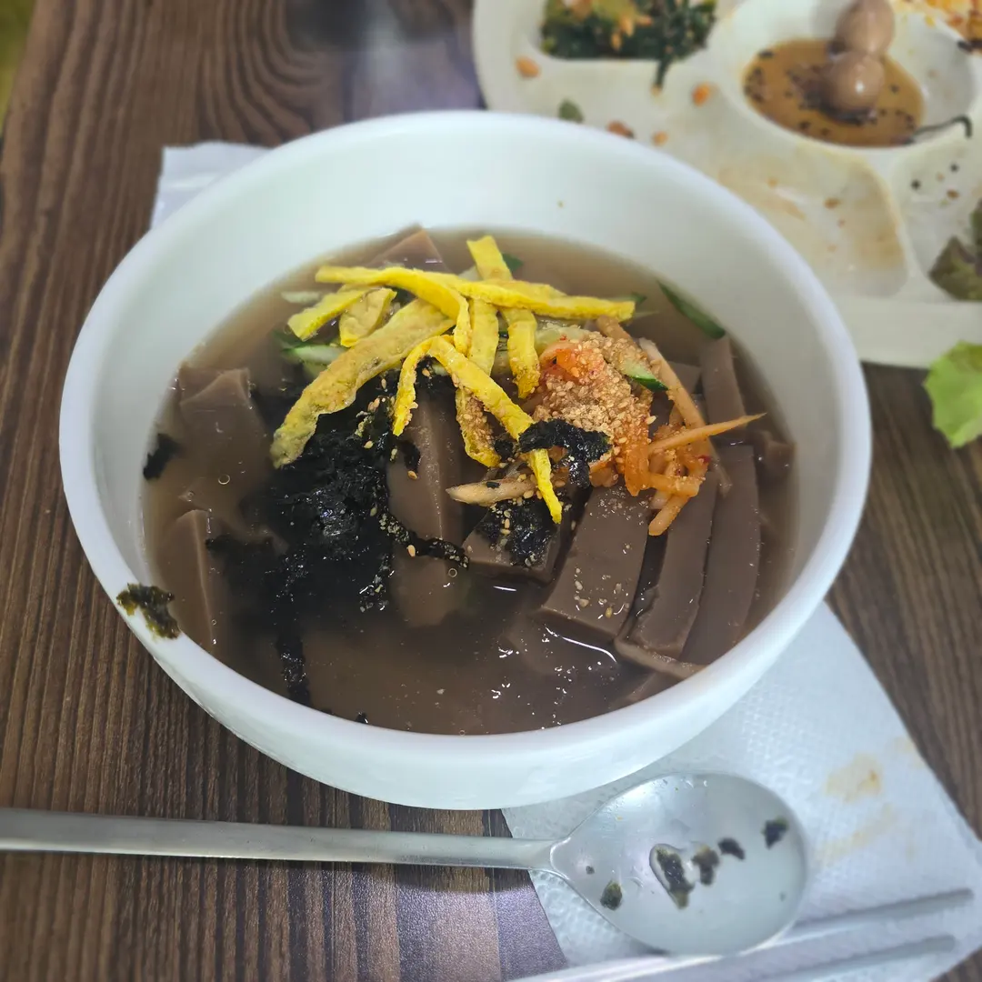 Mukbap (acorn jelly soup) with various toppings