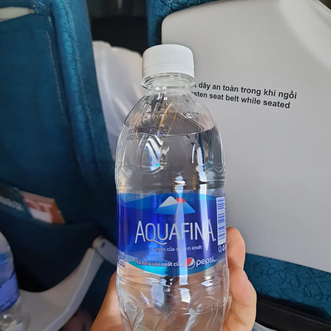 搭乗前の水とウェットティッシュ