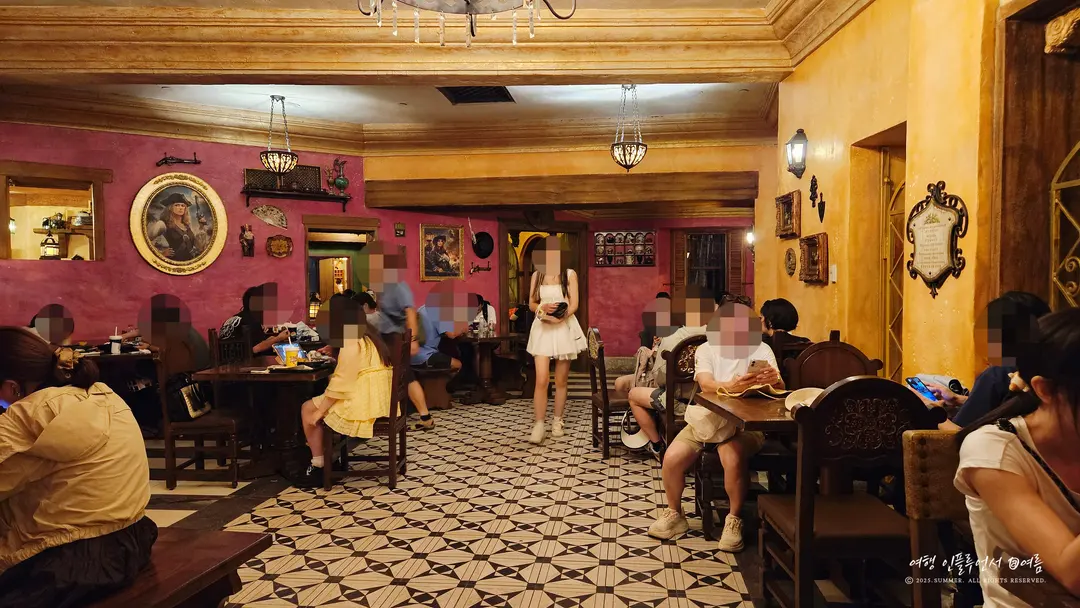 โซนที่นั่งในร้าน Barbossa's Bounty