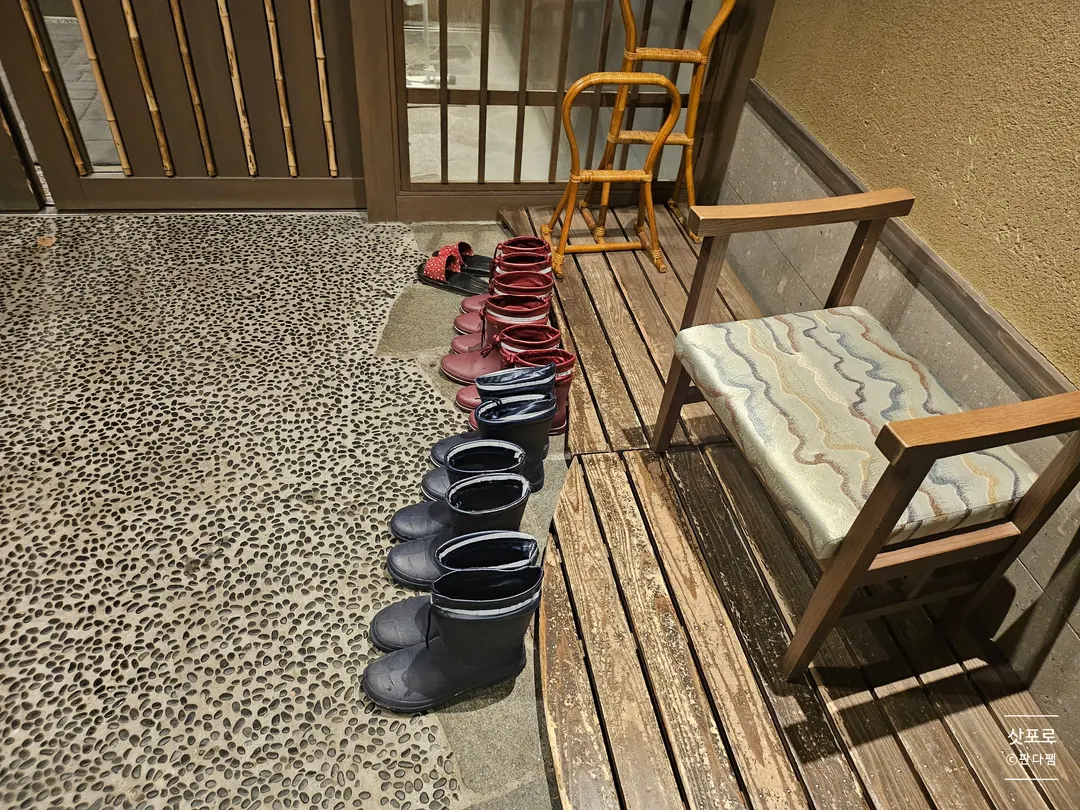 비 오는 날 편하게 신을 수 있도록 장화가 비치돼 있어요