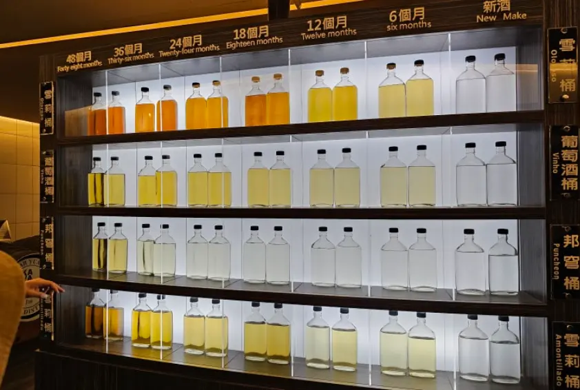 숙성 기간별 색깔 변화 전시물