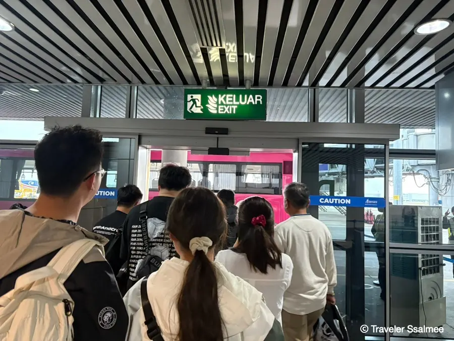 吉隆坡機場接駁巴士排隊處