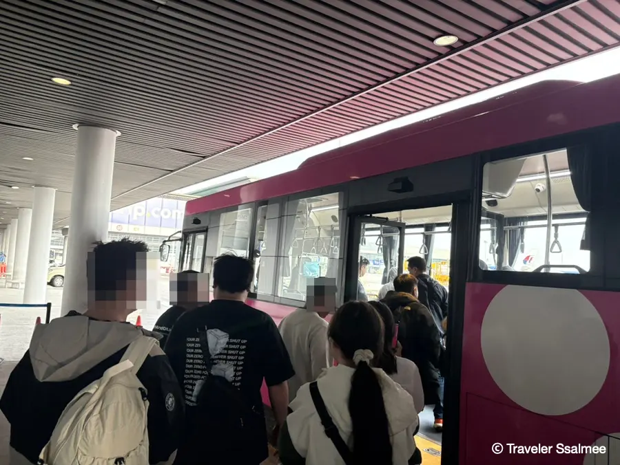 吉隆坡機場接駁巴士內部