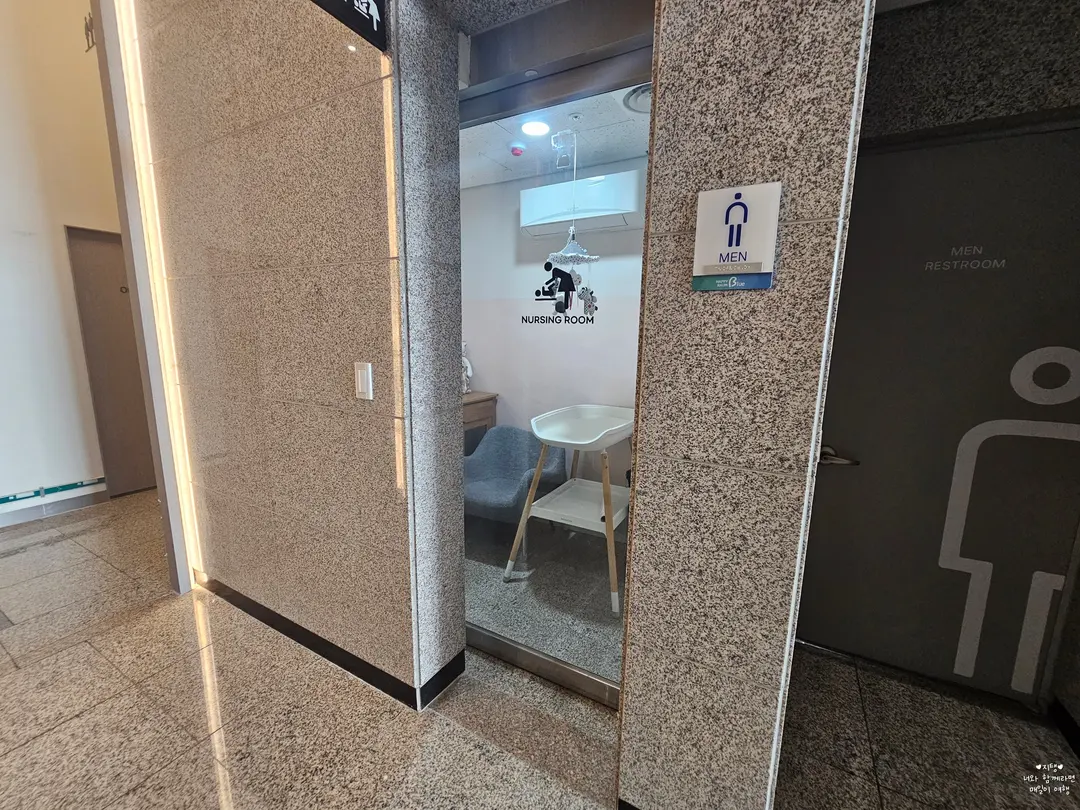 화장실 옆에 수유실이 작게 있어요.