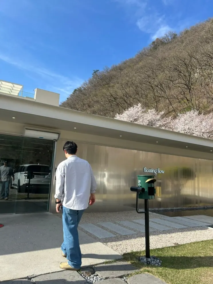 Chuncheon large cafe Floating Flow (floating flow) pet friendly Hongcheon River view my money my review