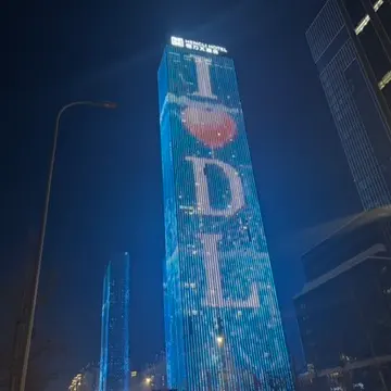 객실 에서도 비슷한 네온사인 볼 수 있어요!