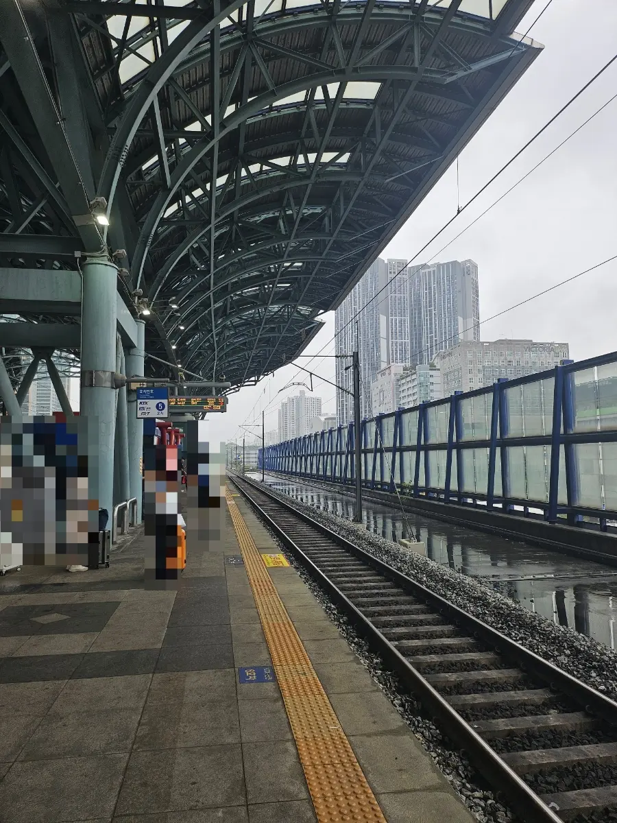 SRT Platform 4 for Busan-bound trains at Cheonan-Asan Station