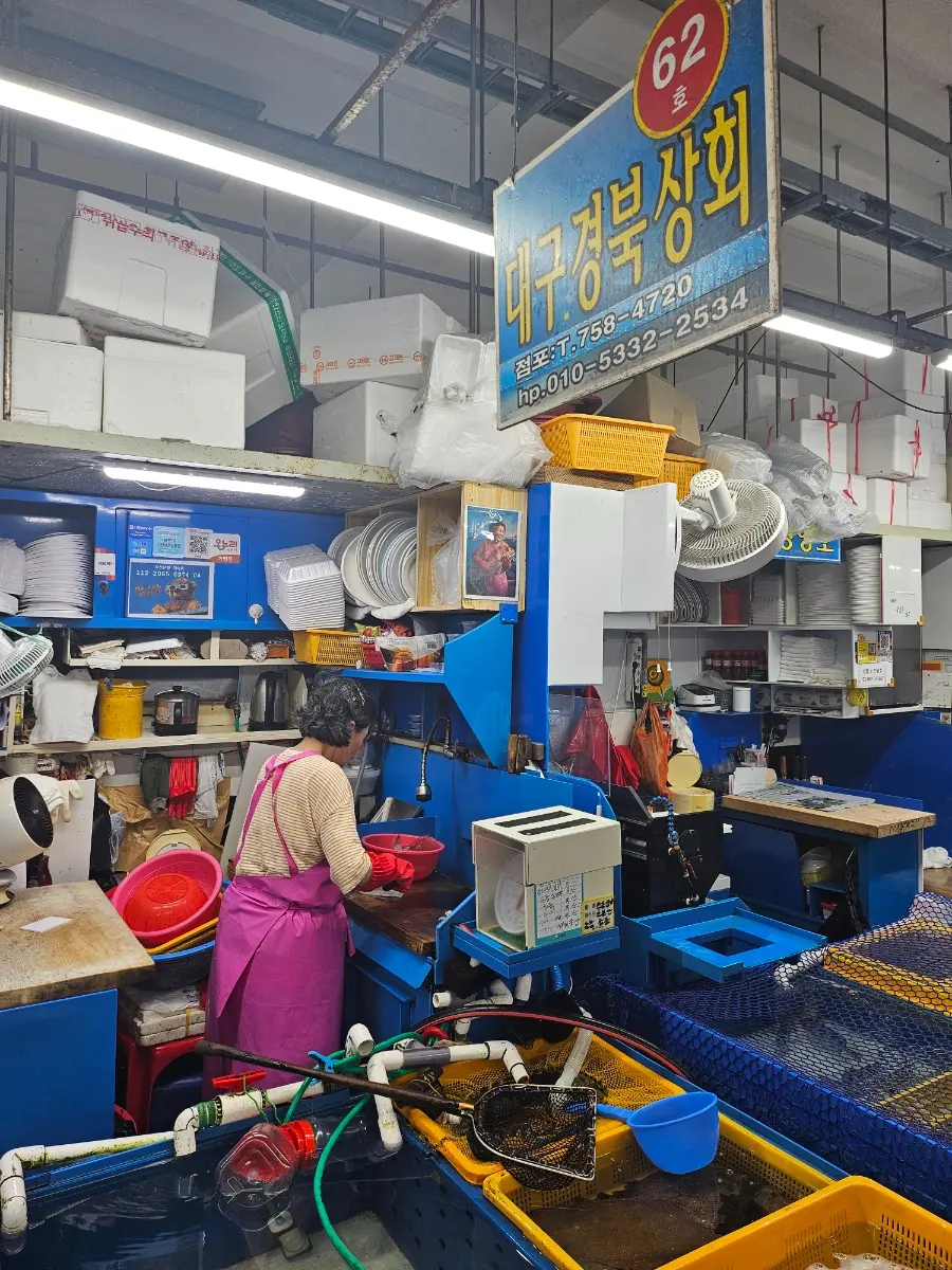 ร้าน Daegu Gyeongbuk Sanghoe หมายเลข 62 ที่ตลาดปลา Millak Gwangalli