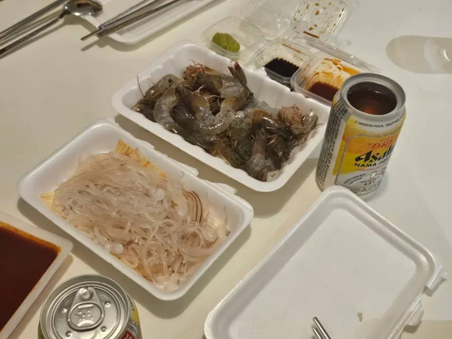 กุ้งสดและปลาหมึกซาซิมิที่ทานในที่พักแถวกวางอันลี