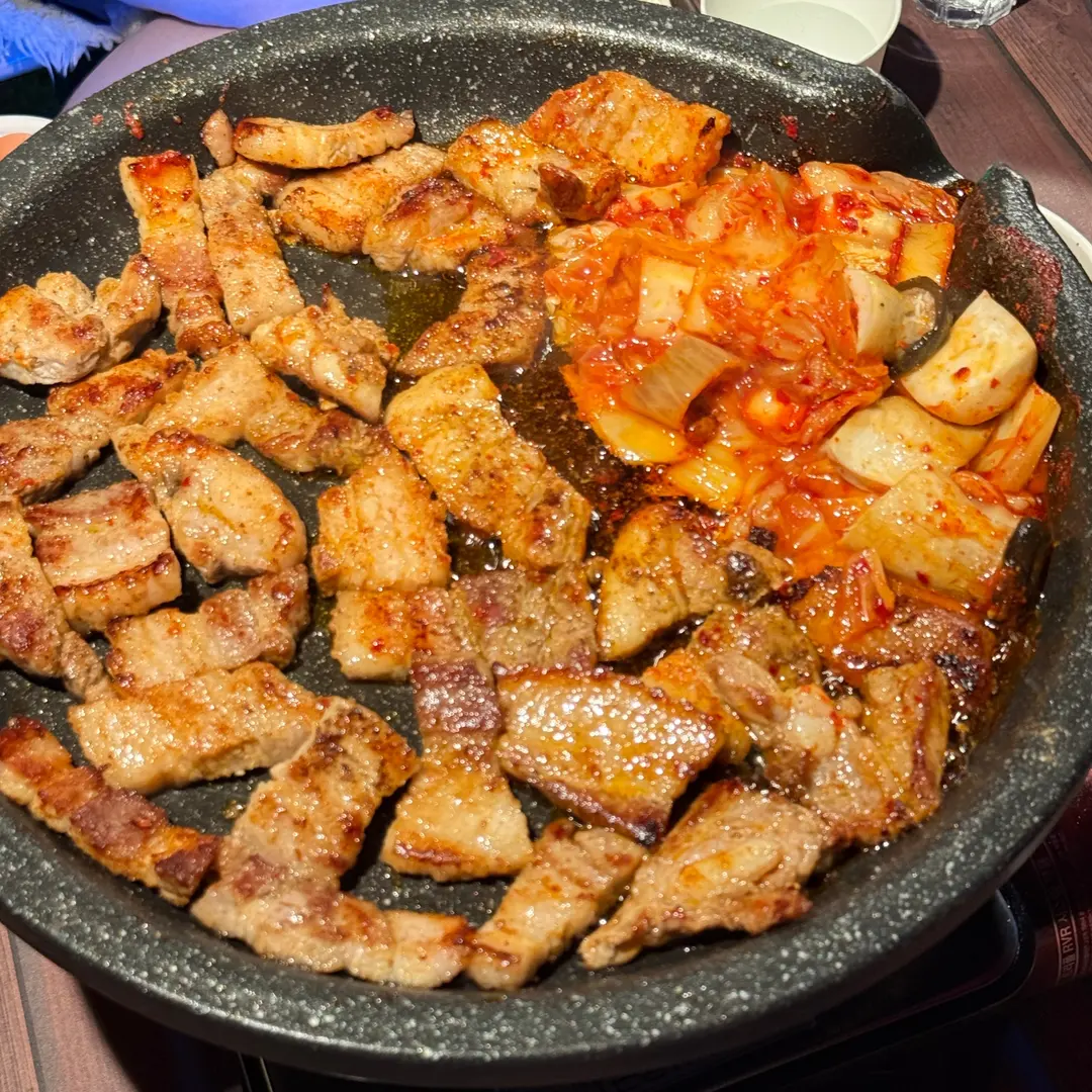 Delicious pork belly wraps with fresh greens