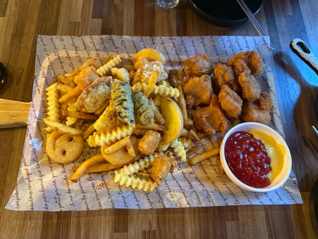Ketchup and mustard sauces for fries