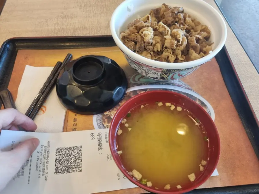牛五花丼飯也很好吃。