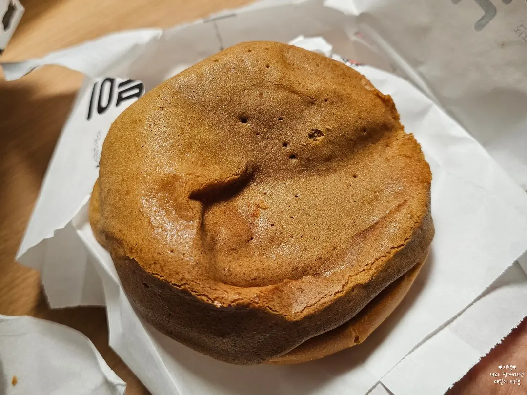 집에 와서 먹었더니 약간 찌그러졌어요.