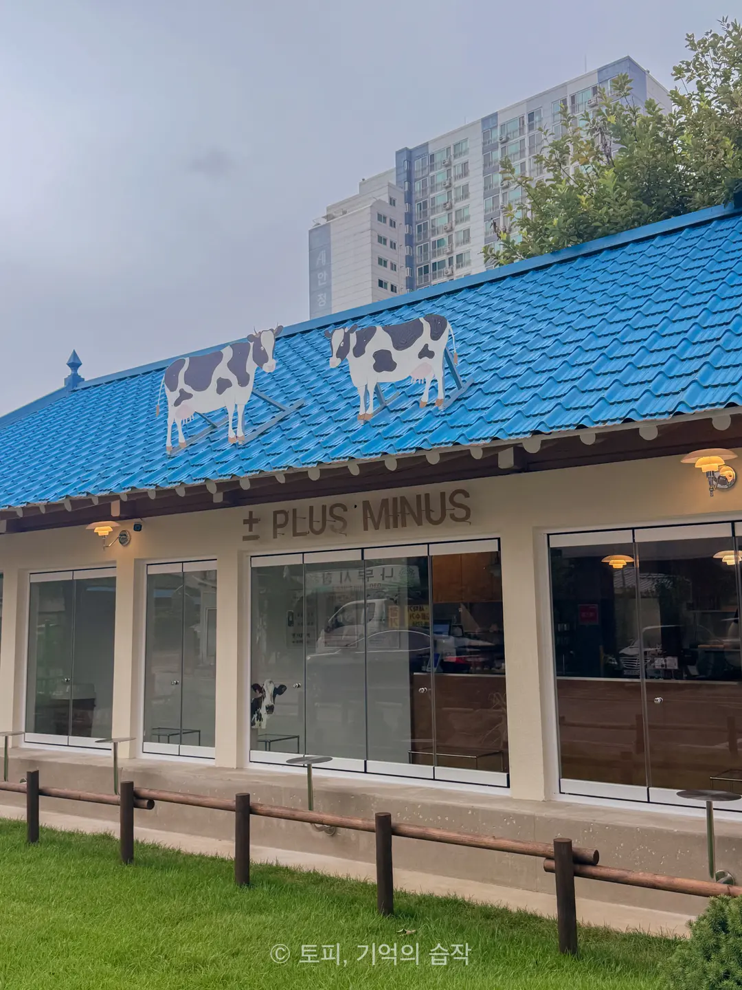 洪川プラスマイナス カフェの目印となる隣接店舗