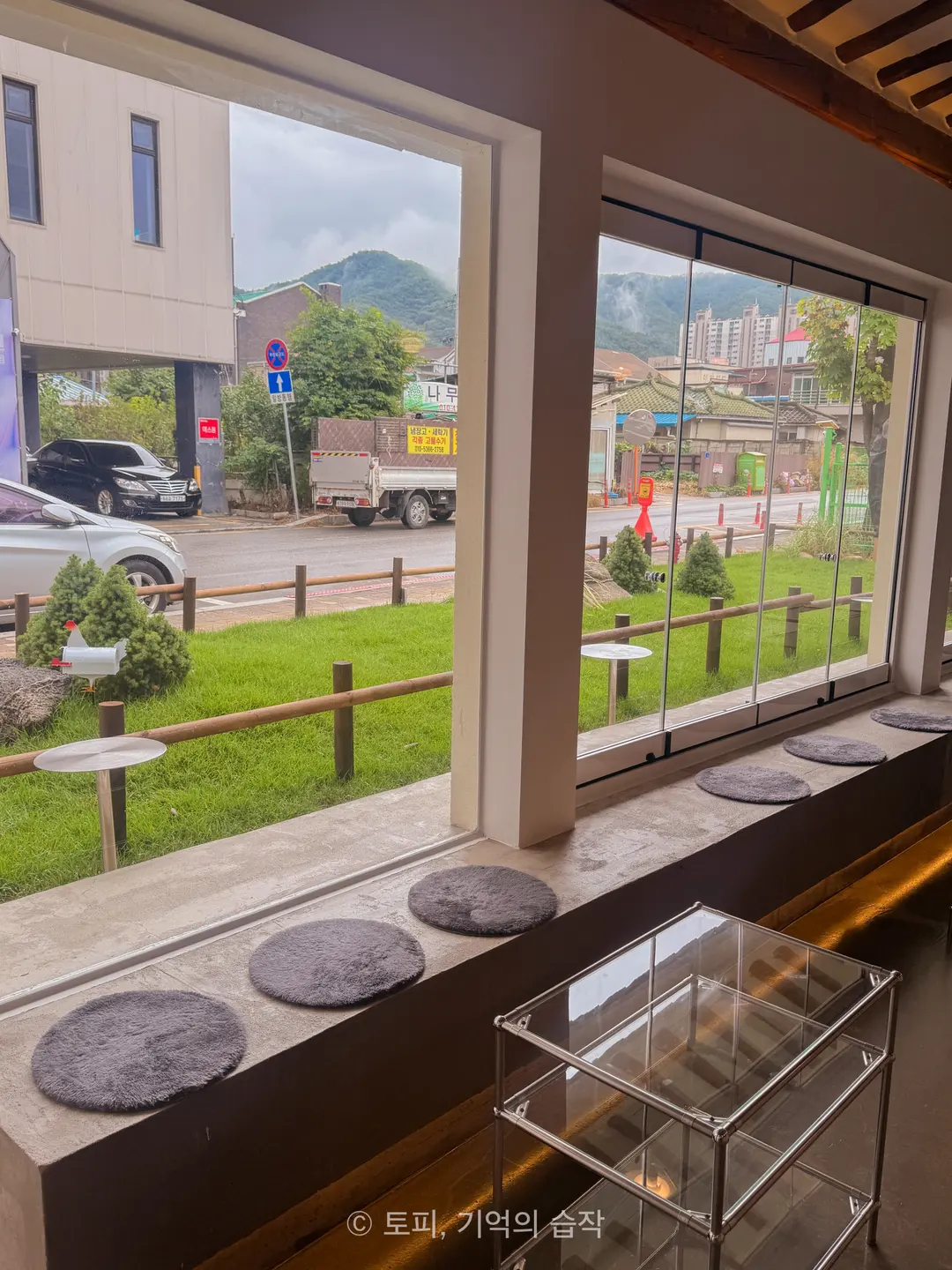洪川プラスマイナス カフェの店内風景