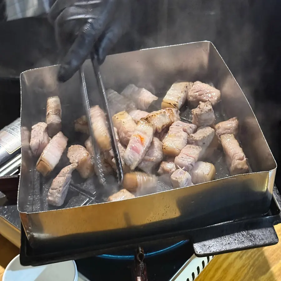Donbul 1971 staff grilling pork belly