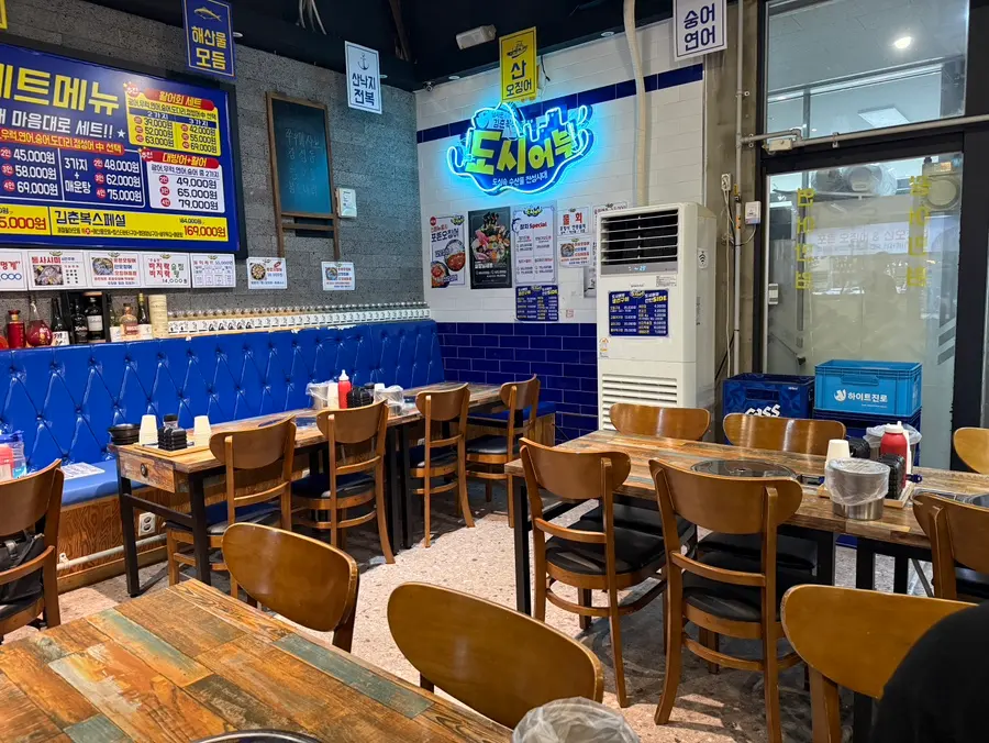 Interior of Fisherman Kim's Urban Fisherman Cheongna with tables