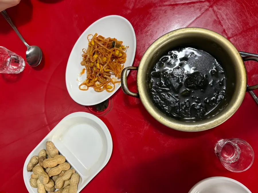 基本小菜:海帶湯、豆芽菜、花生米