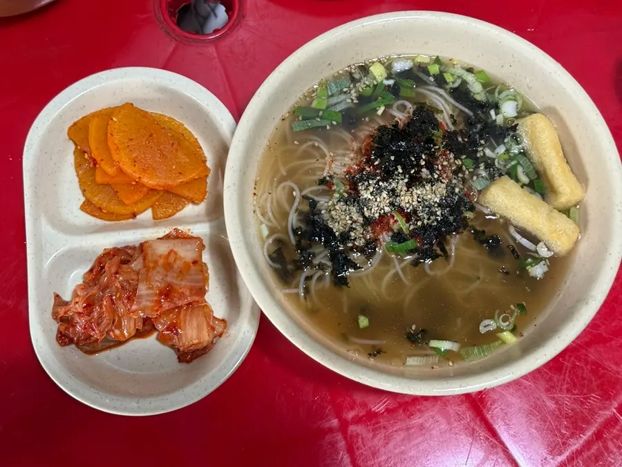 韓式麵線小菜:泡菜、醃蘿蔔