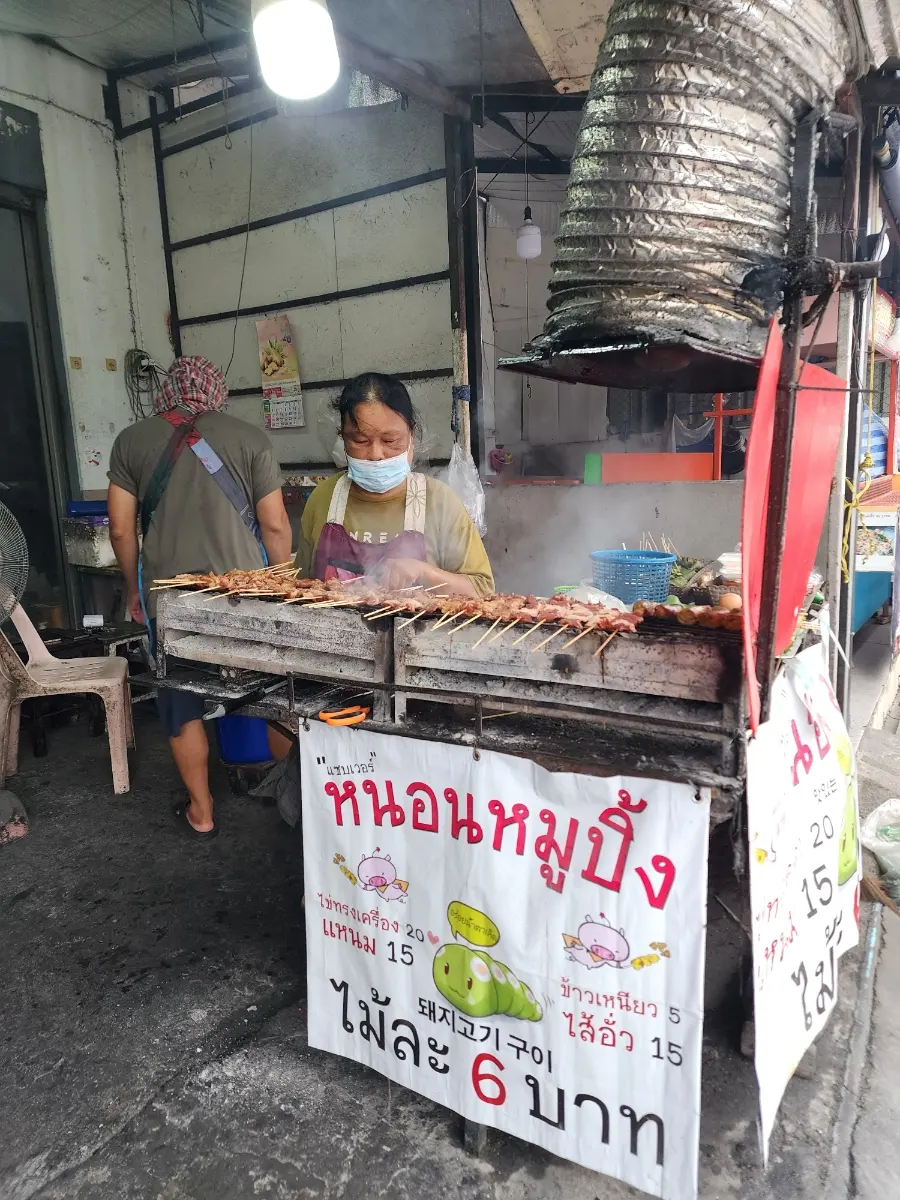 Mu Ping Matjip street stall with customers
