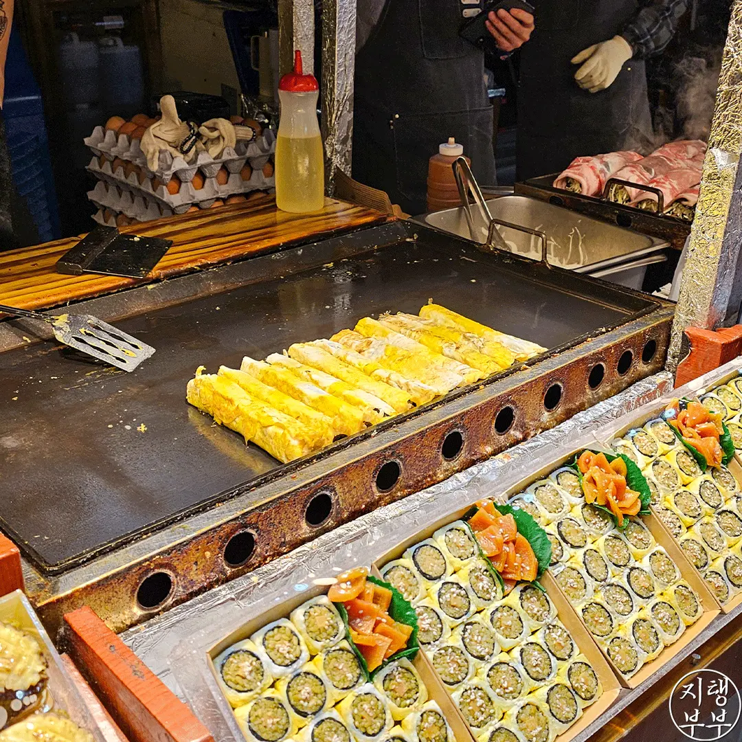 야시장 음식들 중 꽤 맛있었던 전복계란말이김밥!